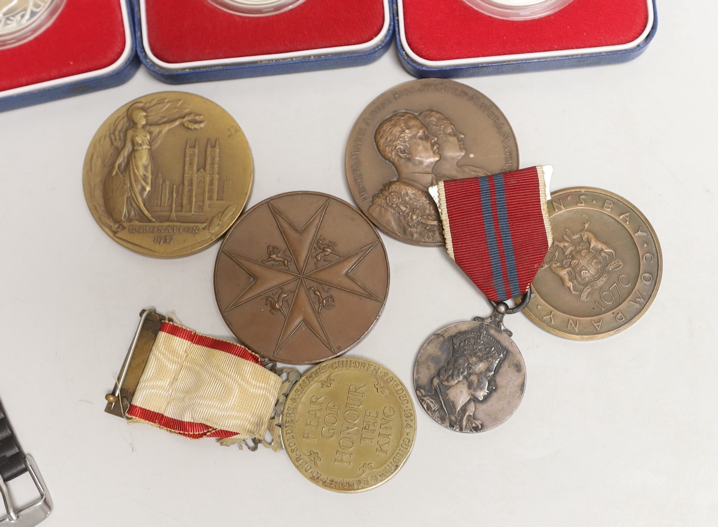 Three cased proof silver 1977 crowns, and various commemorative medals